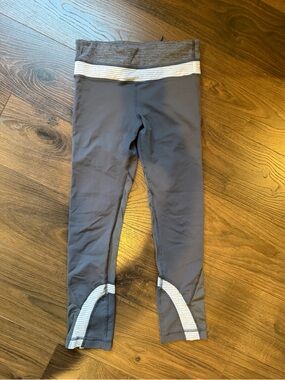 Lululemon Run Inspire Crop Leggings Gray Striped Trim Capri Size 2